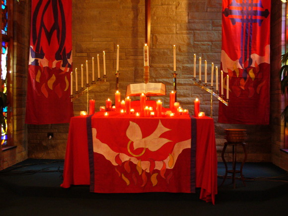 Alter fra en katolsk kirke i pinsen. De bruker den røde fargen, flammer og due som symboler Foto: wikipedia.no