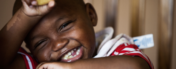 Hjelp et barn som trenger det.  Foto: sos-barnebyer.se