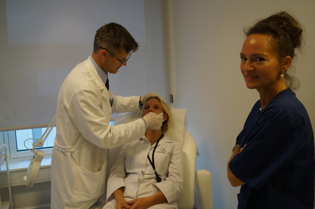 Bjørn og Filippa gjør en fullfacebehandling av en pasient med Botox