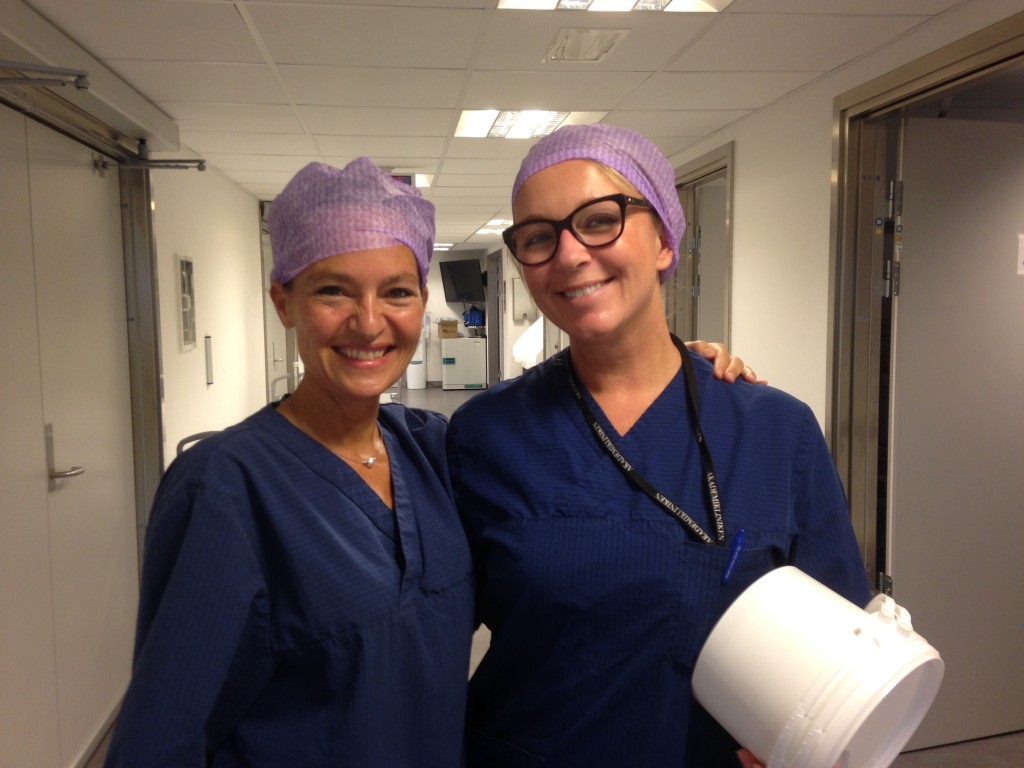 Filippa (til venstre) og operasjonssykepleier Mona